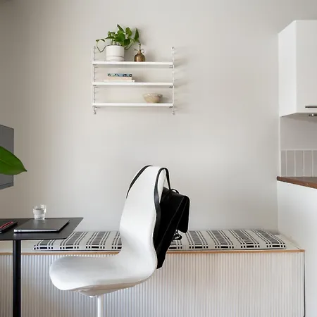 Photographers House Close To The Metro